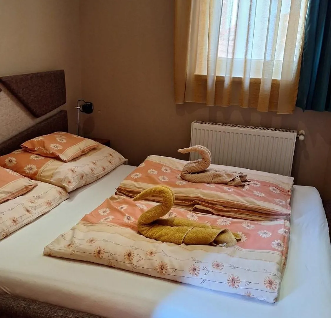 Betty-Major Apartman contacts